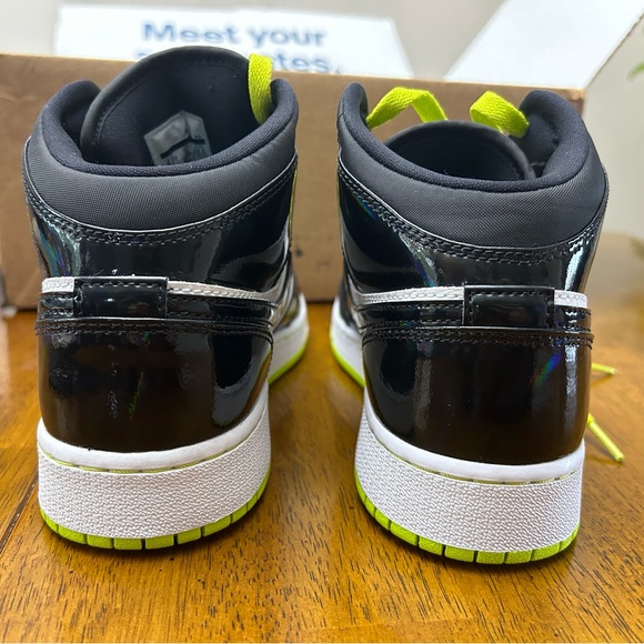 Air Jordan 1 mid SE GS “Black Cyber” - Picture 6 of 7